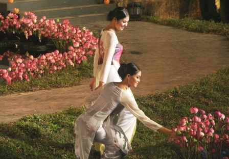 Ngọc Hân - Thùy Dung đẹp kiêu sa với áo dài quốc hoa