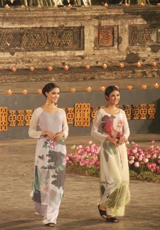 Ngọc Hân - Thùy Dung đẹp kiêu sa với áo dài quốc hoa