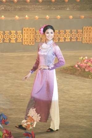 Ngọc Hân - Thùy Dung đẹp kiêu sa với áo dài quốc hoa