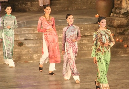 Ngọc Hân - Thùy Dung đẹp kiêu sa với áo dài quốc hoa