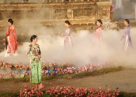 Ngọc Hân - Thùy Dung đẹp kiêu sa với áo dài quốc hoa