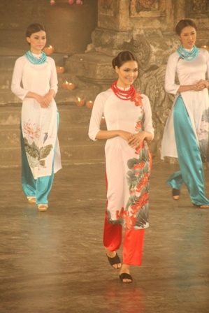 Quyến rũ đêm hội áo dài “hoa sen trong hội họa”