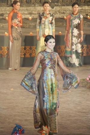 Ngọc Hân - Thùy Dung đẹp kiêu sa với áo dài quốc hoa