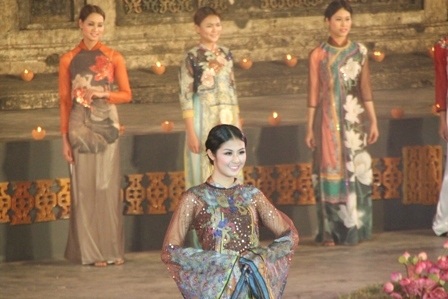 Ngọc Hân - Thùy Dung đẹp kiêu sa với áo dài quốc hoa