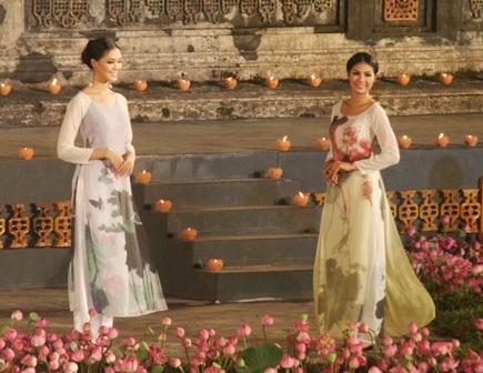 Ngọc Hân - Thùy Dung đẹp kiêu sa với áo dài quốc hoa