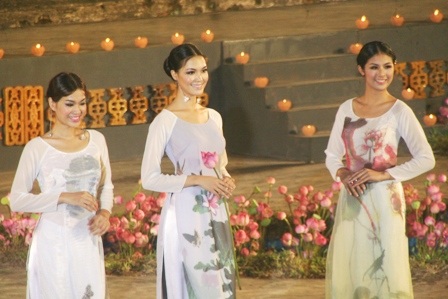 Ngọc Hân - Thùy Dung đẹp kiêu sa với áo dài quốc hoa