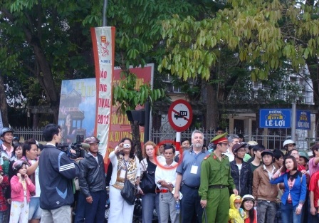 Chôm ĐTDĐ Ngài Đại sứ giữa ban ngày