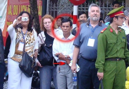 Chôm ĐTDĐ Ngài Đại sứ giữa ban ngày