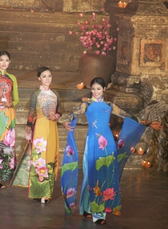 Quyến rũ đêm hội áo dài “hoa sen trong hội họa”
