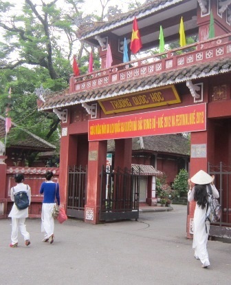 Nữ sinh Quốc học Huế đội nón lá đến trường