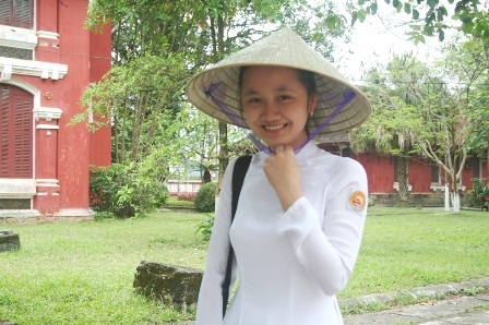 Nữ sinh Quốc học Huế đội nón lá đến trường - 7 Nữ sinh Quốc học Huế đội nón lá đến trường