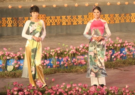 Quyến rũ đêm hội áo dài “hoa sen trong hội họa”