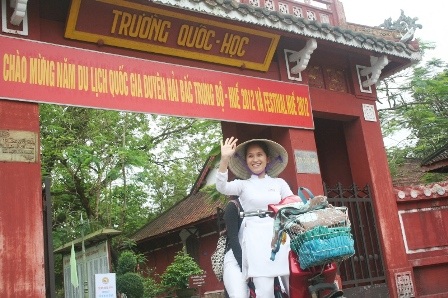 Nữ sinh Quốc học Huế đội nón lá đến trường - 5 Nữ sinh Quốc học Huế đội nón lá đến trường