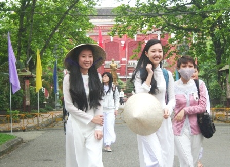 Nữ sinh Quốc học Huế đội nón lá đến trường - 1 Nữ sinh Quốc học Huế đội nón lá đến trường