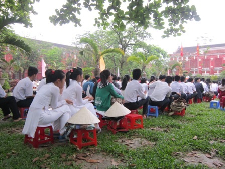 Nữ sinh Quốc học Huế đội nón lá đến trường