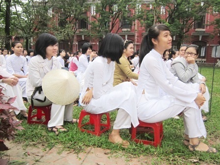 Nữ sinh Quốc học Huế đội nón lá đến trường