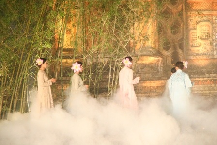 Quyến rũ đêm hội áo dài “hoa sen trong hội họa”