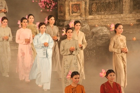 Quyến rũ đêm hội áo dài “hoa sen trong hội họa”