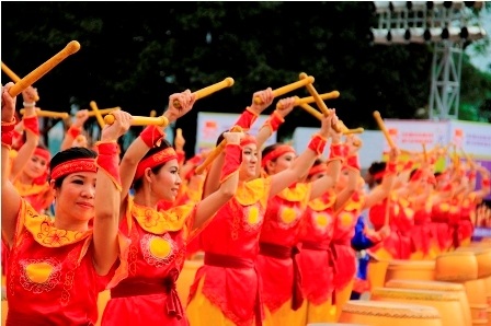 Rộn ràng lễ hội trống “Âm vang hào khí Việt” bên bờ sông Hương