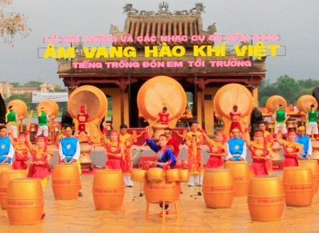Rộn ràng lễ hội trống “Âm vang hào khí Việt” bên bờ sông Hương
