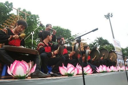 Rộn ràng lễ hội trống “Âm vang hào khí Việt” bên bờ sông Hương