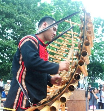 Rộn ràng lễ hội trống “Âm vang hào khí Việt” bên bờ sông Hương