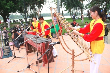 Rộn ràng lễ hội trống “Âm vang hào khí Việt” bên bờ sông Hương