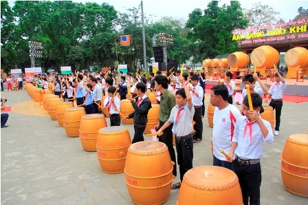 Rộn ràng lễ hội trống “Âm vang hào khí Việt” bên bờ sông Hương