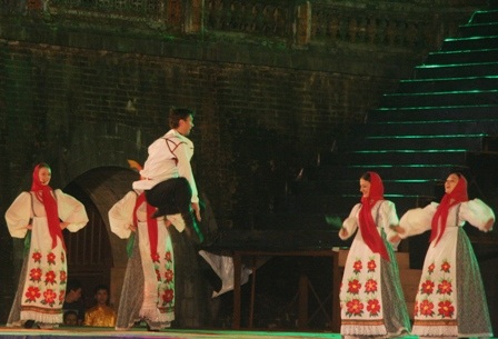 Các bạn Nga nhảy cực sung trong vũ điệu dân gian quốc gia 