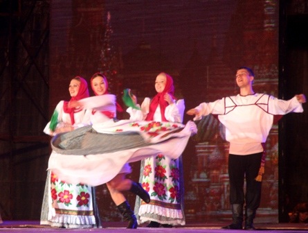 Các bạn Nga nhảy cực sung trong vũ điệu dân gian quốc gia 