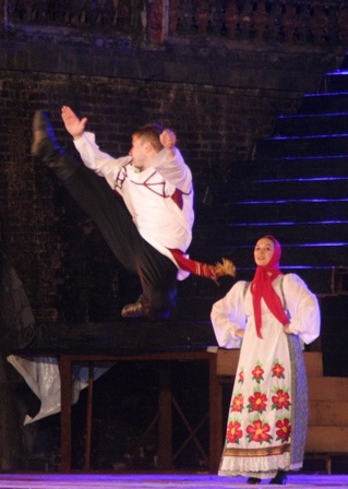 Các bạn Nga nhảy cực sung trong vũ điệu dân gian quốc gia 