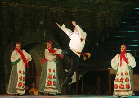 Các bạn Nga nhảy cực sung trong vũ điệu dân gian quốc gia 