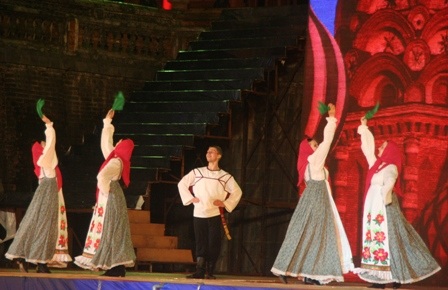 Các bạn Nga nhảy cực sung trong vũ điệu dân gian quốc gia 