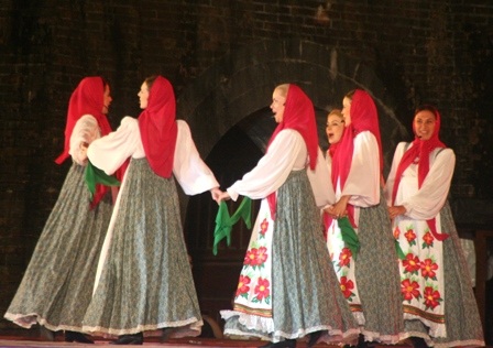 Các bạn Nga nhảy cực sung trong vũ điệu dân gian quốc gia 