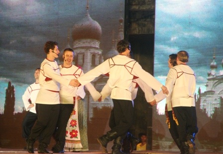 Các bạn Nga nhảy cực sung trong vũ điệu dân gian quốc gia 