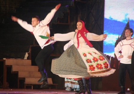 Các bạn Nga nhảy cực sung trong vũ điệu dân gian quốc gia 