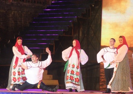Các bạn Nga nhảy cực sung trong vũ điệu dân gian quốc gia 