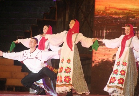 Các bạn Nga nhảy cực sung trong vũ điệu dân gian quốc gia 