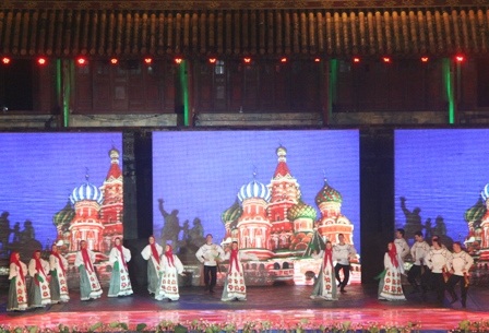 Các bạn Nga nhảy cực sung trong vũ điệu dân gian quốc gia 