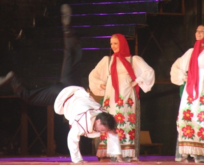 Các bạn Nga nhảy cực sung trong vũ điệu dân gian quốc gia 