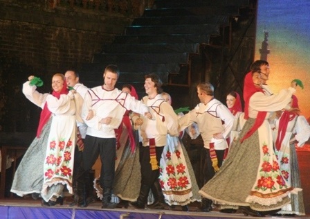 Các bạn Nga nhảy cực sung trong vũ điệu dân gian quốc gia 