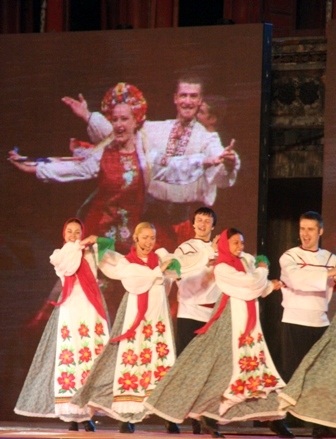 Các bạn Nga nhảy cực sung trong vũ điệu dân gian quốc gia 