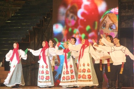 Các bạn Nga nhảy cực sung trong vũ điệu dân gian quốc gia 