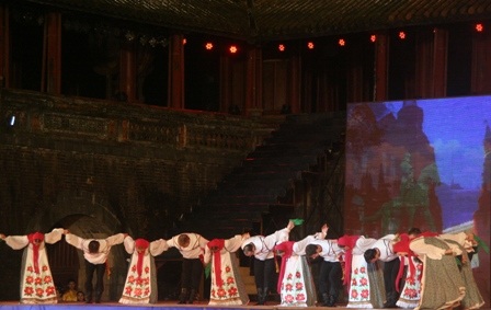 Các bạn Nga nhảy cực sung trong vũ điệu dân gian quốc gia 