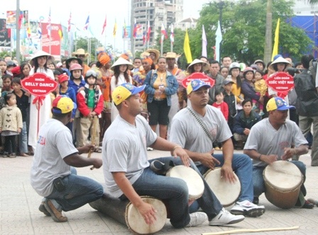 Âm sắc Mỹ La tinh tràn ngập đường phố Huế