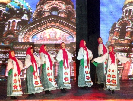 Các bạn Nga nhảy cực sung trong vũ điệu dân gian quốc gia 