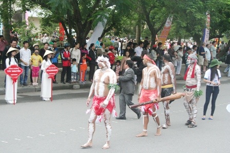 Âm sắc Mỹ La tinh tràn ngập đường phố Huế