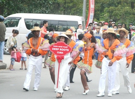 Âm sắc Mỹ La tinh tràn ngập đường phố Huế