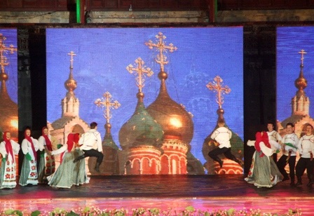 Các bạn Nga nhảy cực sung trong vũ điệu dân gian quốc gia 