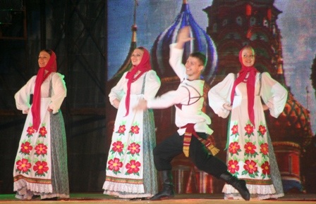 Các bạn Nga nhảy cực sung trong vũ điệu dân gian quốc gia 